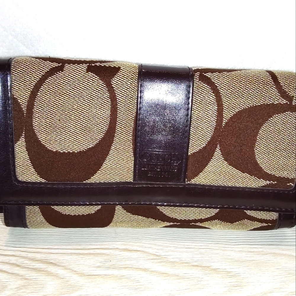 Authentic used Coach Wallet - Picture 4 of 12